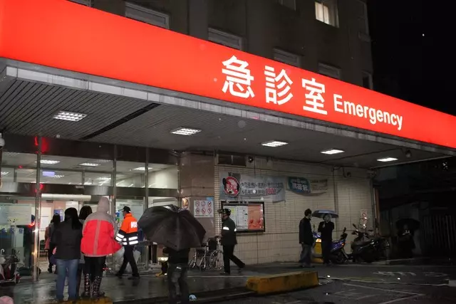 男子命危要幾千元!妻子帶著2個小孩無助,隔壁家屬默默塞了一疊鈔票給她...