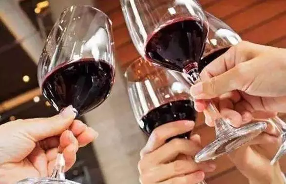 每天喝杯酒,對身體會造成哪些傷害?醫生:5種疾病都跟喝酒有關