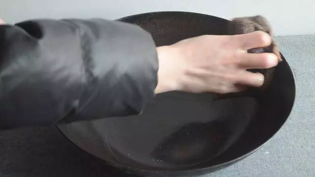 鐵鍋老生鏽,用它泡3分鐘,再也不生鏽不粘鍋,比千元鐵鍋還好用