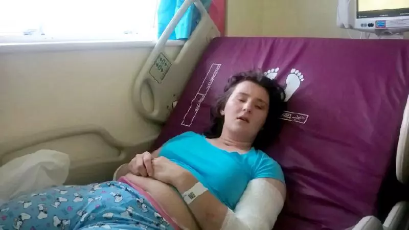 21歲少女因車禍「腦死亡」,醫院稱已儘力,媽媽用一塊冰「復活」!!