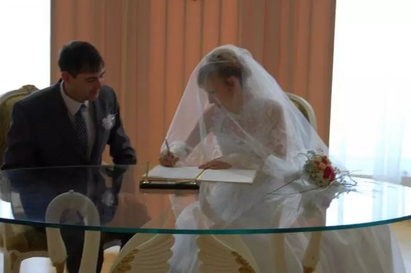 爸爸看到「剛出生女兒的樣子像老太婆」氣的轉身就走,媽媽獨自扶養「長大後的樣子」所有人都直呼奇蹟!