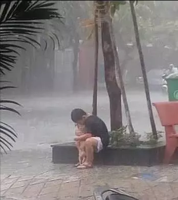 小男孩偷偷收養流浪狗,被父母反對,男孩抱著狗狗在大雨中告別:對不起
