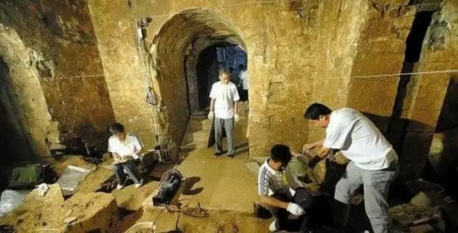 工地挖出千年古墓,棺材上寫著「開者即亡」,專家打開後嘖嘖稱嘆!