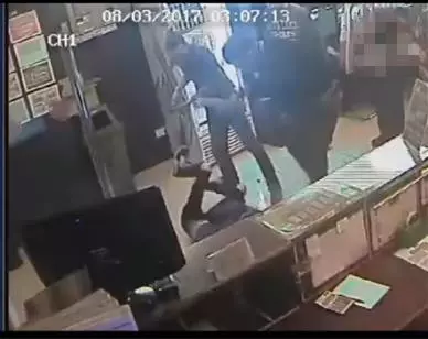 帶女友出門的朋友們注意了!被人調戲女朋友居然還遭圍毆,男子為何如此倒黴?