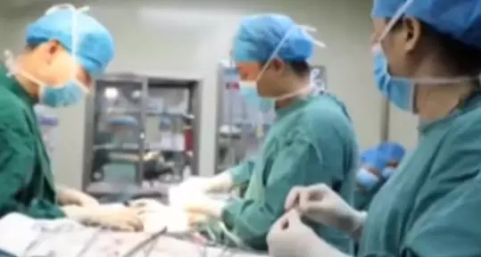 經常不吃早餐,常吃剩菜飯,醫生從女子體內取出200多顆結石!