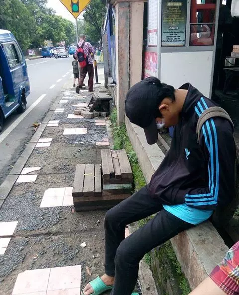 往壽星臉上砸雞蛋,不偏不倚砸中眼睛,害他從此瞎掉一隻眼!
