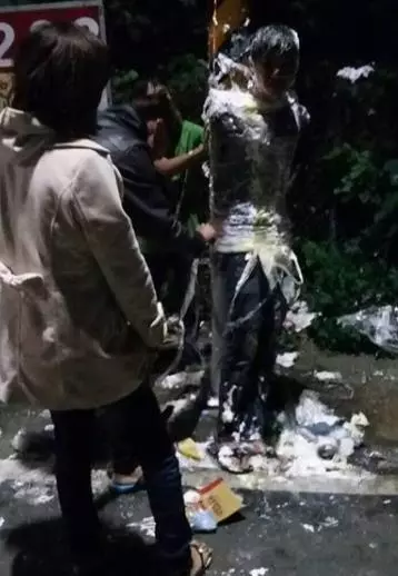 往壽星臉上砸雞蛋,不偏不倚砸中眼睛,害他從此瞎掉一隻眼!