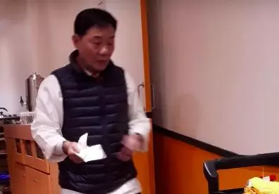 阿基師多前被爆「摩鐵偷腥」,網友再見到本人:打…打雜小弟?