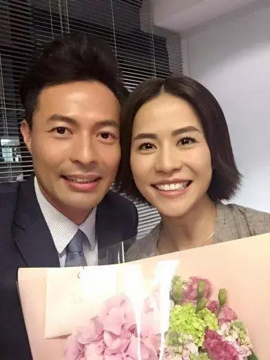 他是《大帥哥》里的李細龜,沒想到他的妻子竟長得這麼美,兒子還長得這麼帥,網友: 難怪把她們隱藏起來