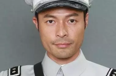 他是《大帥哥》里的李細龜,沒想到他的妻子竟長得這麼美,兒子還長得這麼帥,網友: 難怪把她們隱藏起來