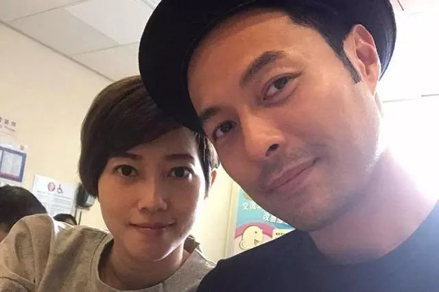 他是《大帥哥》里的李細龜,沒想到他的妻子竟長得這麼美,兒子還長得這麼帥,網友: 難怪把她們隱藏起來