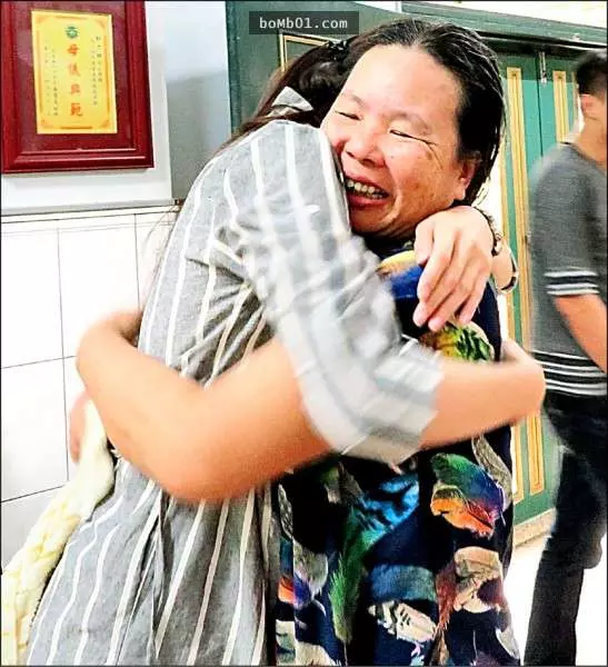 分隔20年…寄養童「回家」見到養父母還留著她照片,爆哭下跪叩謝「沒有你們就沒現在的我」!