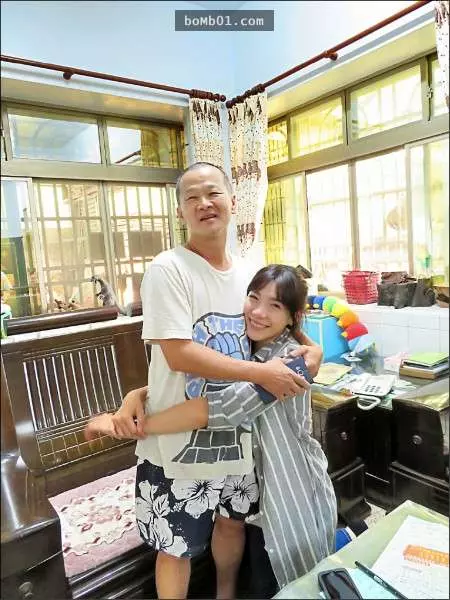 分隔20年…寄養童「回家」見到養父母還留著她照片,爆哭下跪叩謝「沒有你們就沒現在的我」!