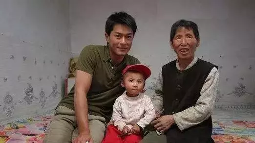 最窮巨星: 沒有豪車, 沒有豪宅, 只有95所希望學校