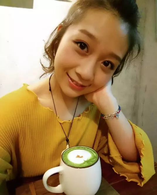 《海角七號》大大長大了!經典「電梯哼歌戲」爆紅 叛逆少女變「23歲甜美電眼女大生」正翻❤