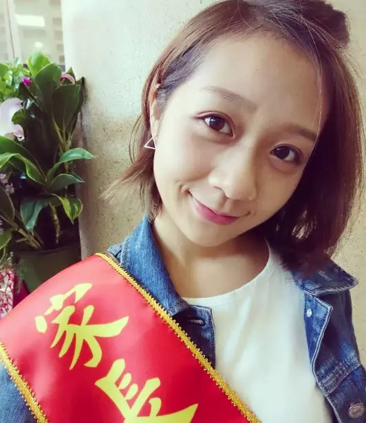 《海角七號》大大長大了!經典「電梯哼歌戲」爆紅 叛逆少女變「23歲甜美電眼女大生」正翻❤