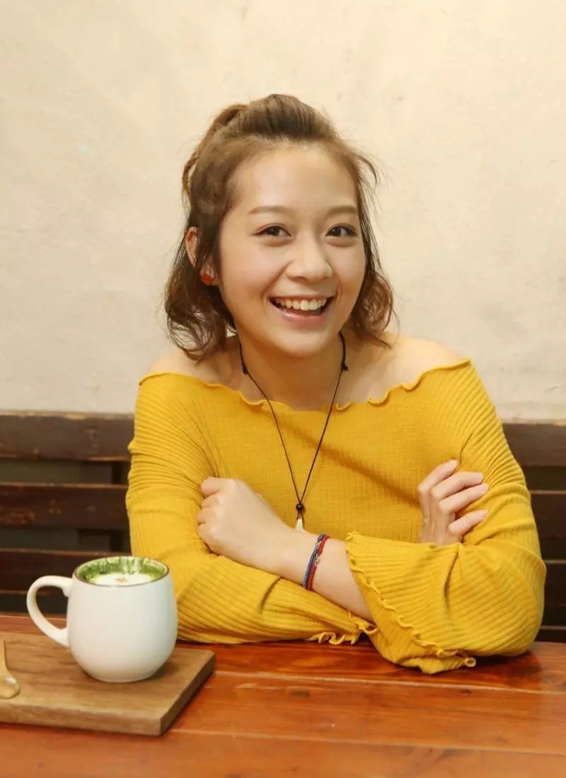 《海角七號》大大長大了!經典「電梯哼歌戲」爆紅 叛逆少女變「23歲甜美電眼女大生」正翻❤