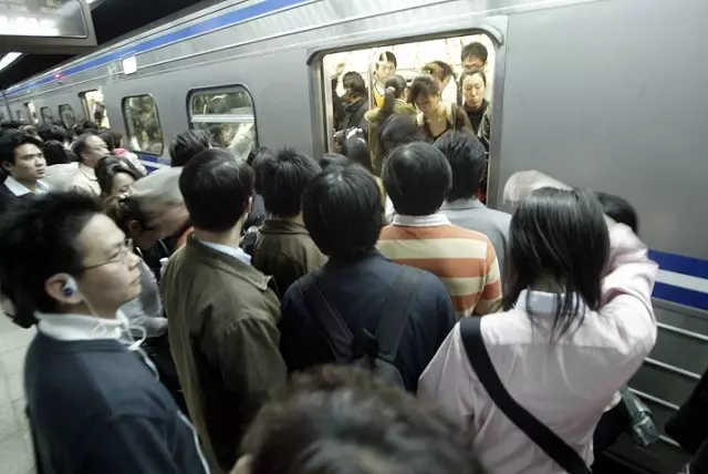 媽媽帶2寶搭火車「沒位子坐要站2小時」 陌生爺奶「化身人肉座位一路抱」萬人讚爆:不說以為是金孫!