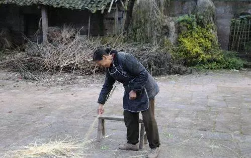 小姑子未婚先孕,全家成了笑柄,三年後門口來輛豪車,全家傻住