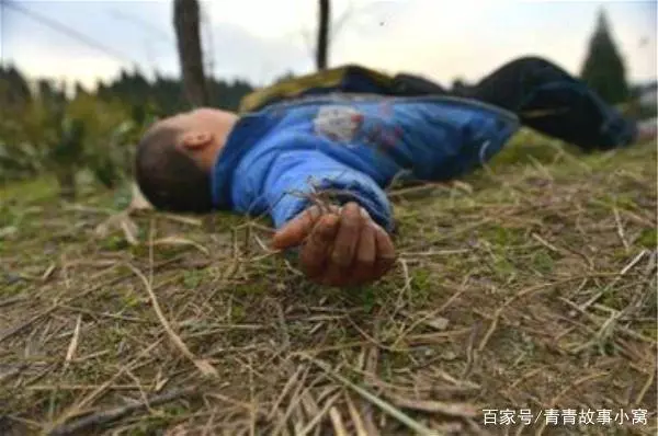 媳婦生下雙胞胎,岳母給兩萬,偏心繼母送布袋子,打開癱坐在地