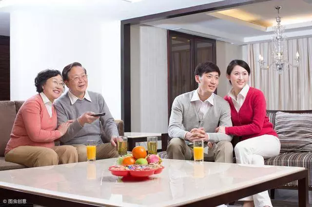 媳婦生下雙胞胎,岳母給兩萬,偏心繼母送布袋子,打開癱坐在地