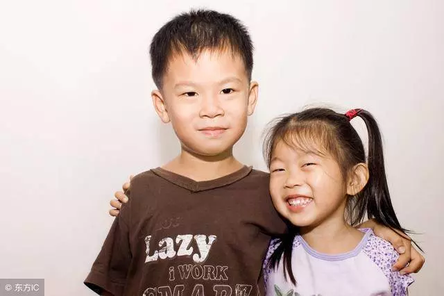 媳婦生下雙胞胎,岳母給兩萬,偏心繼母送布袋子,打開癱坐在地