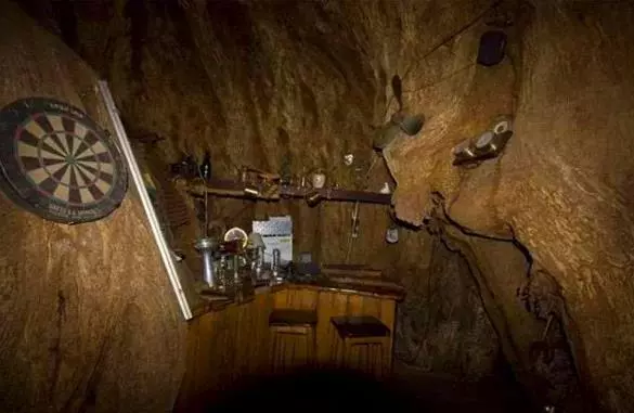 一棵活了6000年的樹,直徑21公尺可以開店鋪,「內有乾坤」吸引大量遊客