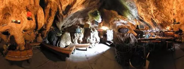 一棵活了6000年的樹,直徑21公尺可以開店鋪,「內有乾坤」吸引大量遊客