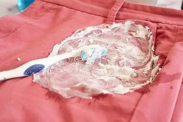 衣服不管染上什麼用這招都能洗掉,真的太實用了,一定要收藏起來