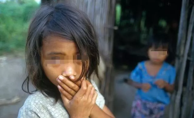 父親再婚把8歲女兒賣掉,危急時刻小姨搶回養大,二十年後接小姨一家享福