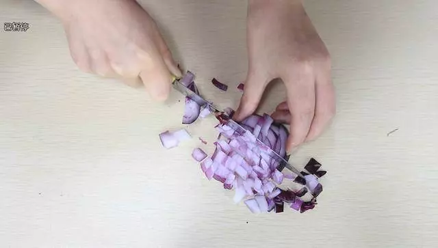 洋蔥泡水喝作用真厲害,可惜很少人知道,學會記得感謝我哦