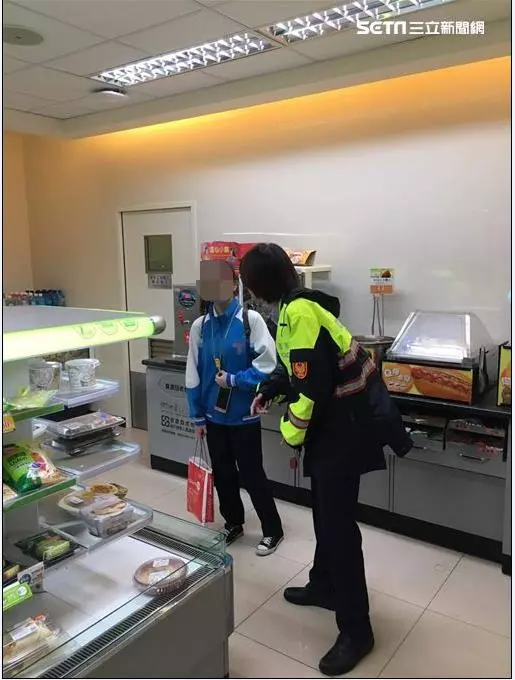 新北市這名16歲高職女學生一直在派出所前徘徊,當女警接近她,接著聽到的事讓大家都心疼了(影片)