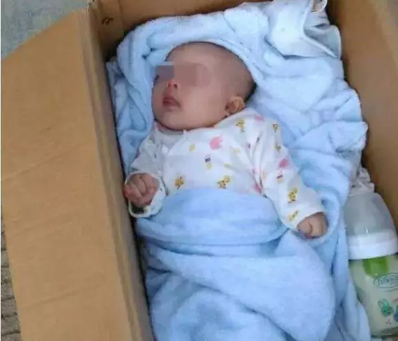 女子路邊撿了個棄嬰,撫養5年後,同學聚會上才知是自己親生女兒!