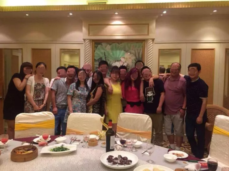 女子路邊撿了個棄嬰,撫養5年後,同學聚會上才知是自己親生女兒!