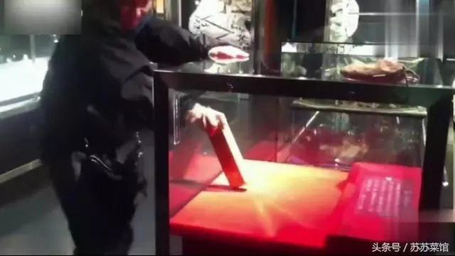 博物館裡放了一塊金磚讓人隨便拿,誰拿出來送給誰,至今無人取出!