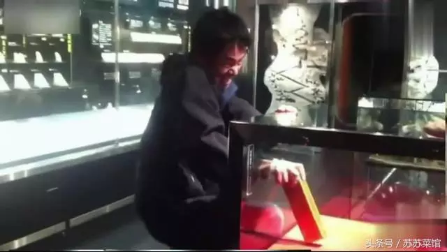 博物館裡放了一塊金磚讓人隨便拿,誰拿出來送給誰,至今無人取出!