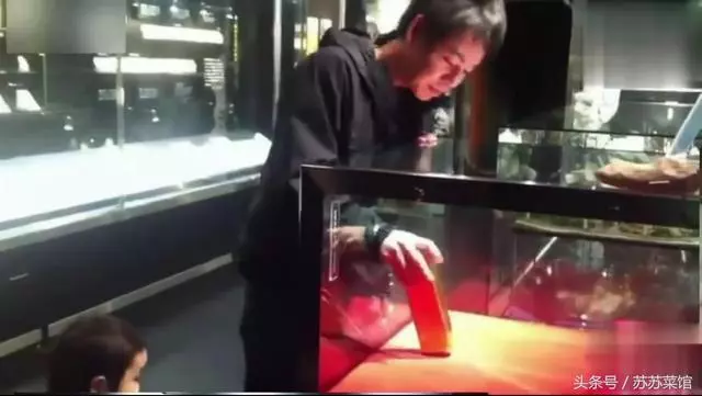 博物館裡放了一塊金磚讓人隨便拿,誰拿出來送給誰,至今無人取出!