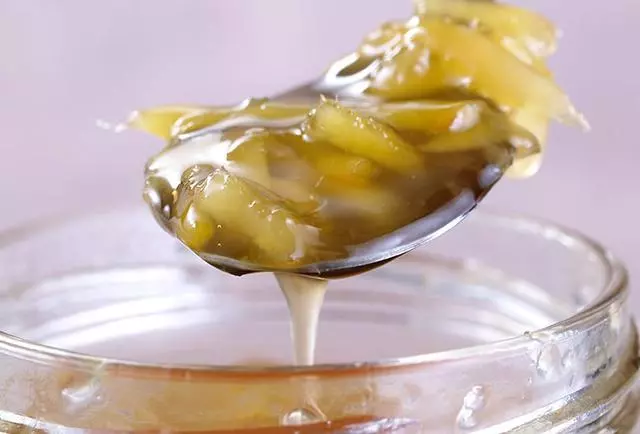 蜂蜜直接沖水喝就是浪費!教你正確喝蜂蜜的訣竅,通便排毒效果翻幾倍!