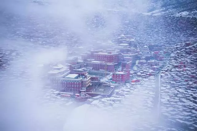 中國最美佛國在四川,比拉薩唯美,比甘南靜謐,雪後如雪蓮綻放