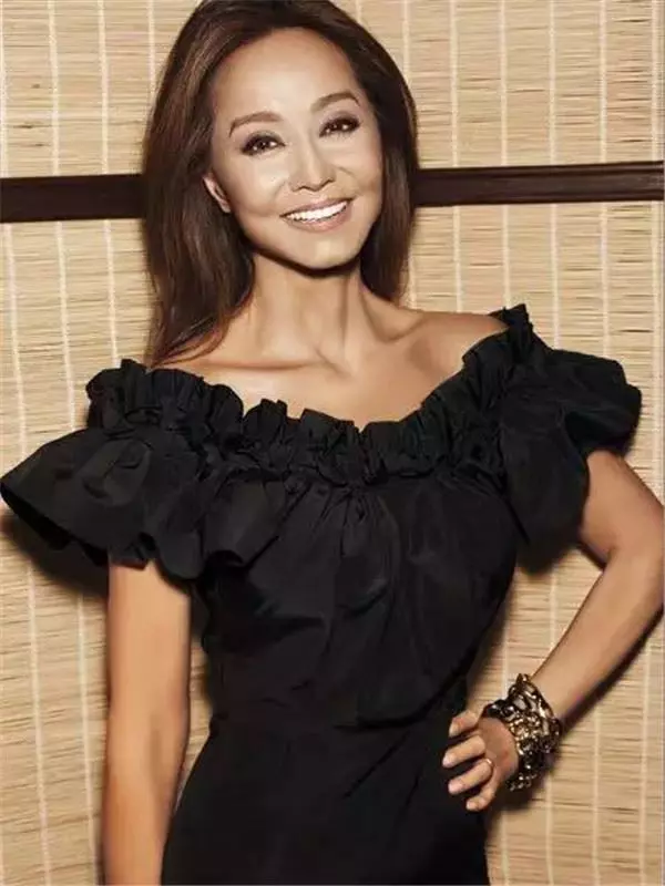 「不老美魔女」已經66歲,看到她的「全家福合照」更是會嚇掉你下巴!「她的兒子」居然是...