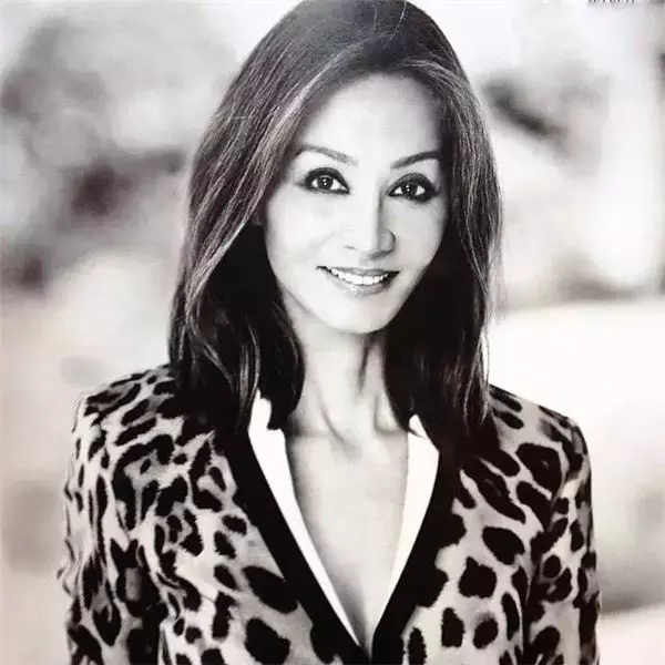 「不老美魔女」已經66歲,看到她的「全家福合照」更是會嚇掉你下巴!「她的兒子」居然是...