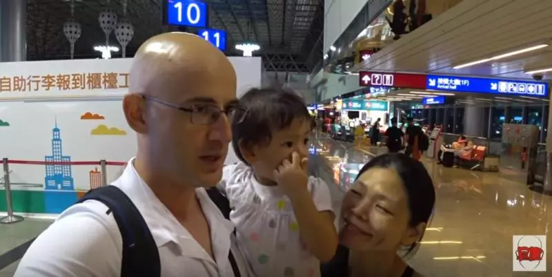 1年沒回家!吳鳳帶妻小搭12小時飛機抵土耳其 爺爺一見到孫女「真實流露表情」讓萬人淚崩