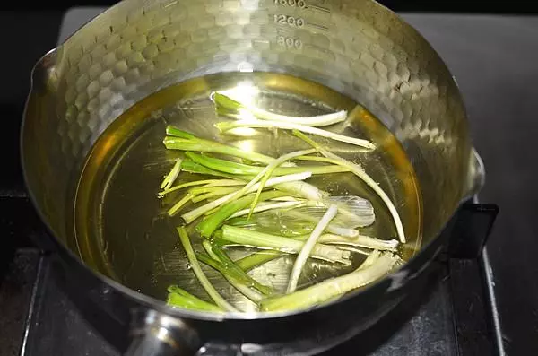 最適合懶人的早餐——蔥油拌面,只需簡單幾步,就能齒頰留香!