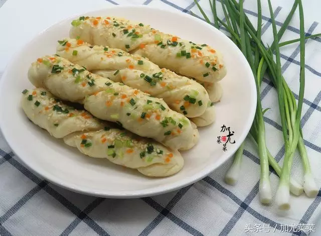 一碗麵粉,做出一盤新款花捲,美味又營養,比蒸著吃香十倍