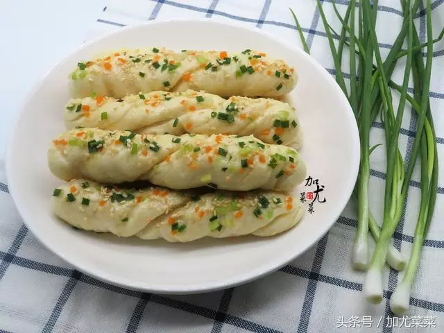 一碗麵粉,做出一盤新款花捲,美味又營養,比蒸著吃香十倍