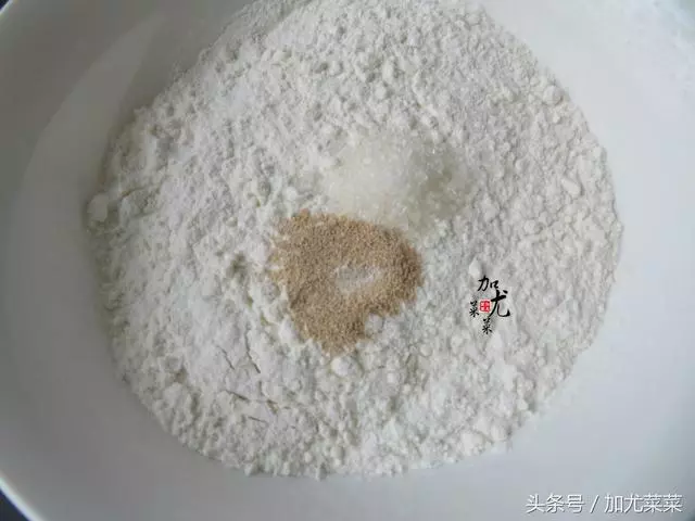一碗麵粉,做出一盤新款花捲,美味又營養,比蒸著吃香十倍