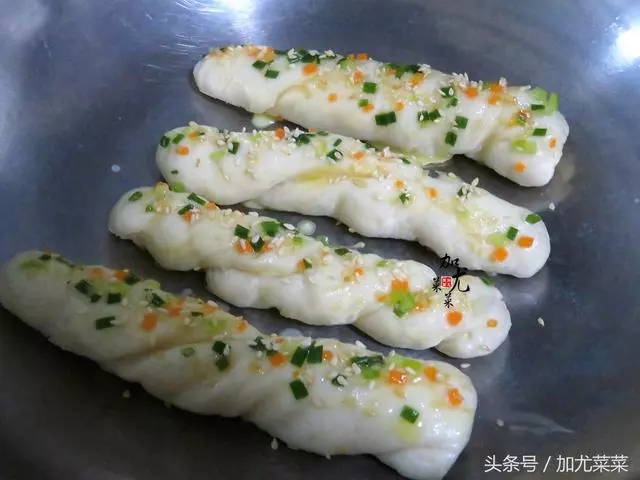 一碗麵粉,做出一盤新款花捲,美味又營養,比蒸著吃香十倍