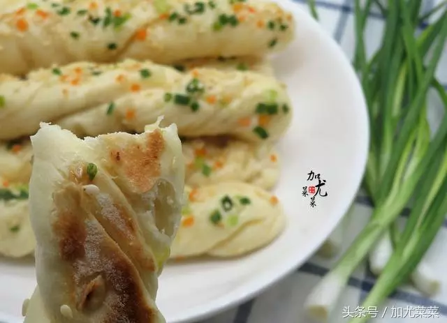 一碗麵粉,做出一盤新款花捲,美味又營養,比蒸著吃香十倍