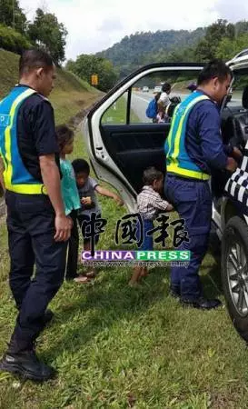 巫裔一家五口共騎摩托上大道,JPJ這樣處理,卻遭網友吐槽!……