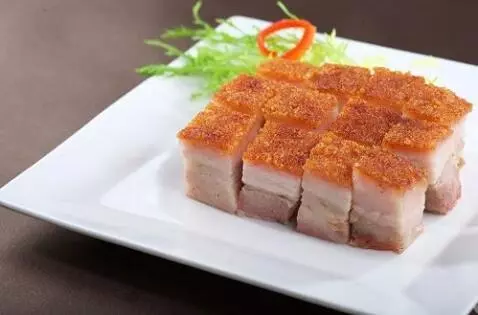 脆皮燒肉,口感富有層次感,一塊肉可以嘗到三種口感,被稱為一絕